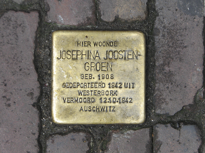 906011 Afbeelding van een struikelsteen ('Stolperstein') in het plaveisel voor het pand Schoutenstraat 12 te Utrecht, ...